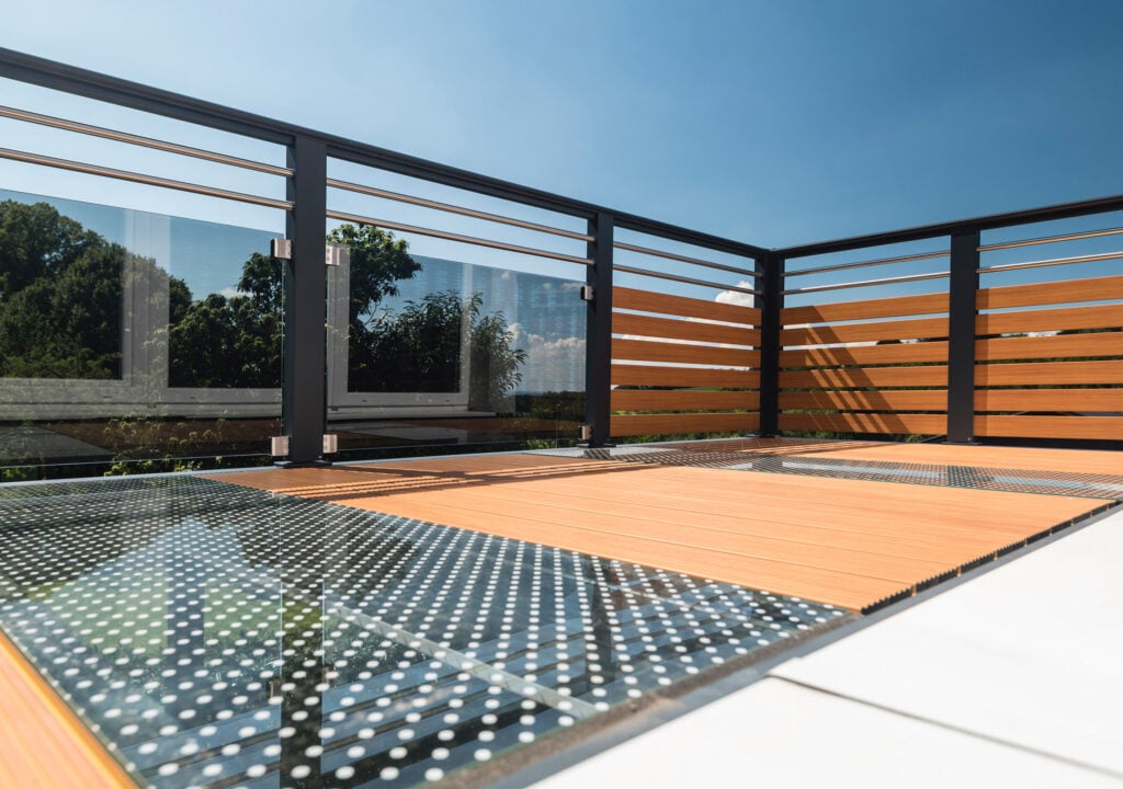 Moderne Terrasse mit Alu Design Casa Linea Balkongeländer