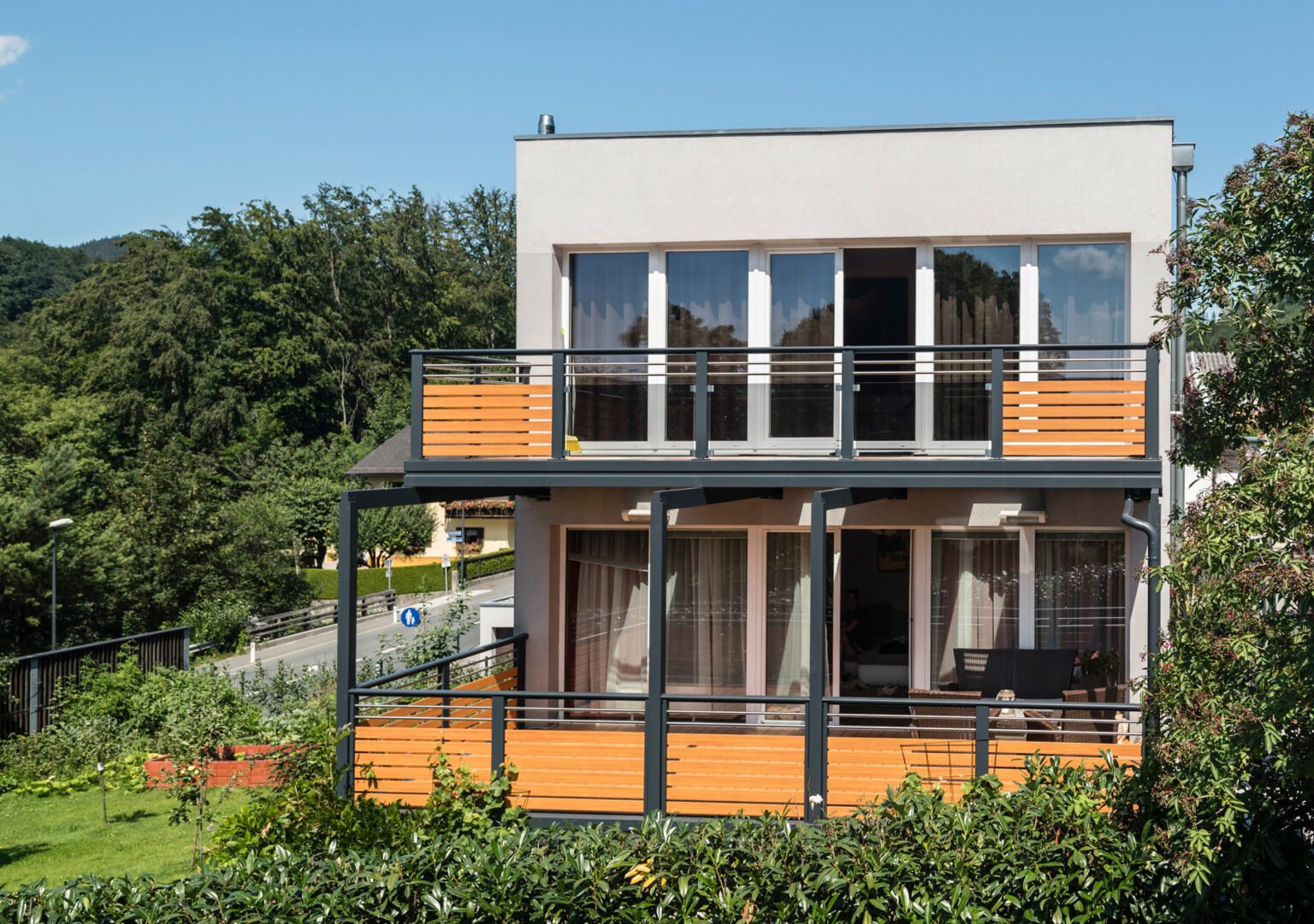 Einfamilienhaus im Grünen mit Alu Design Casa Linea Balkon