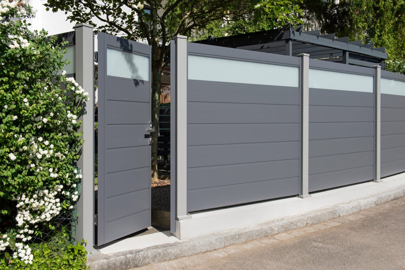 Aluzaun Ambito Prestige mit Gehtuer im Garten