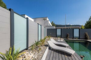 Sichtschutz Alu und Glas - Pool im Garten ungestört genießen