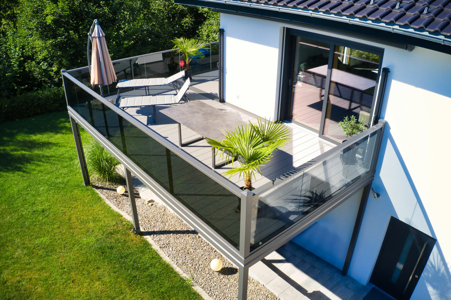 Großzügiger Anbaubalkon mit Stützen aus der Serie Vital mit Grauglas