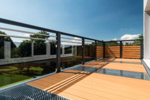 Terrassenboden in Holzoptik mit Alu Design Madrid Balkongeländer