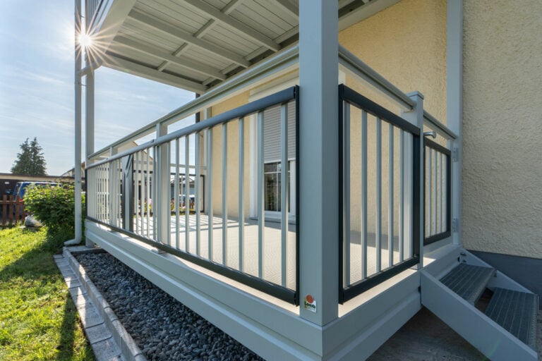 Balkongeländer aus Aluminium mit zarten Sprossen und Dekor - Alubalkon Alu Select Milano