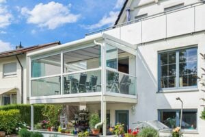 sommergarten balkonueberdachung mit alu glas seitenelementen