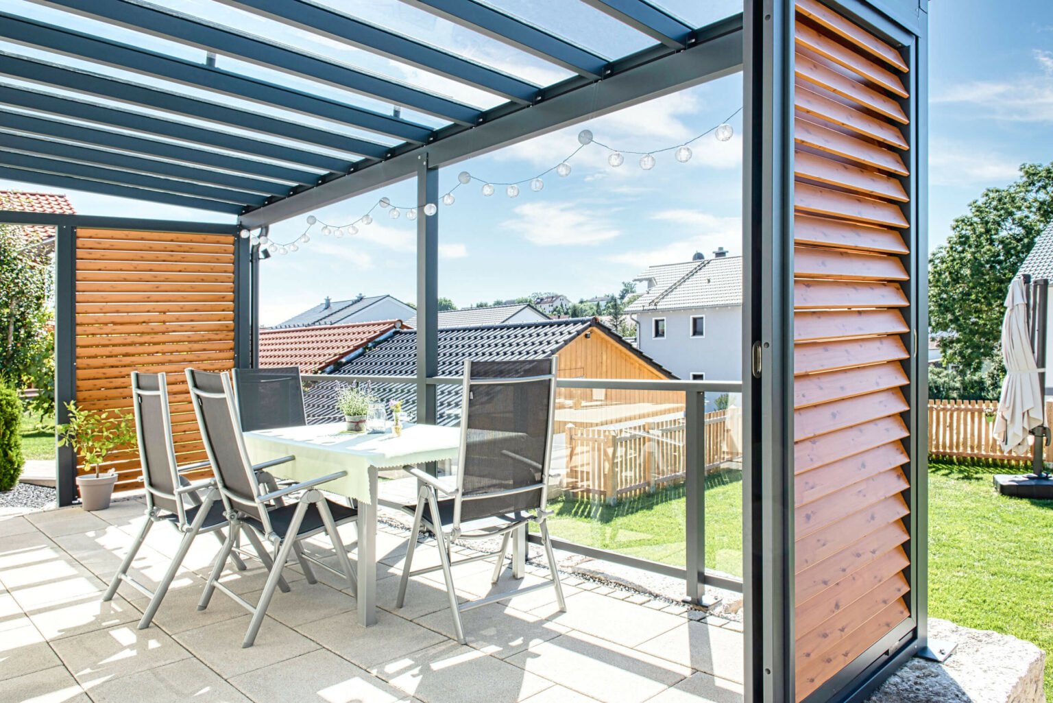 sommergarten ueberdachung terrasse mit gelaender und lamellen sichtschutz alu in holzoptik