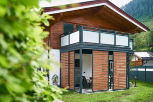 anbaubalkon mit stuetzen als terrassenueberdachung mit sichtschutzelementen