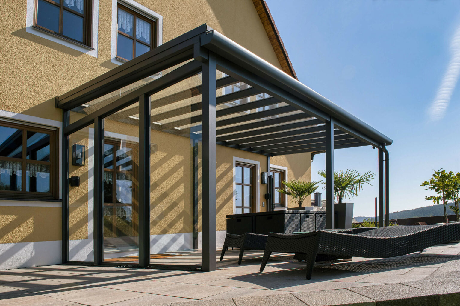 https://www.leeb-balkone.ch/app/uploads/2021/11/ueberdachung-terrasse-mit-glaselementen-seitlich-fuer-windschutz-detailansicht-1536x1025.jpg