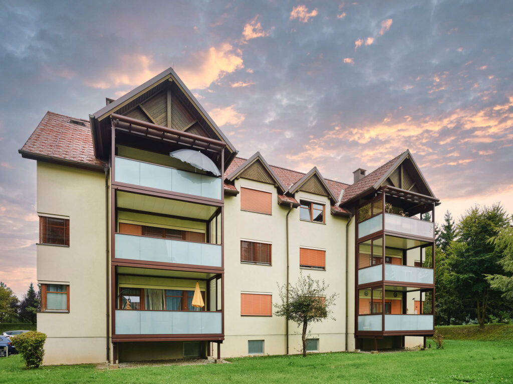 alu anbaubalkon mit modernen glaselementen muldensiedlung villach