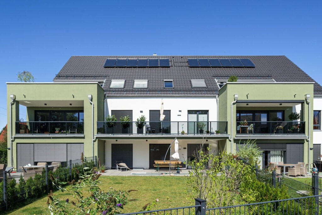 alu glasbalkon durchgehend mit toenung bei doppelhaus