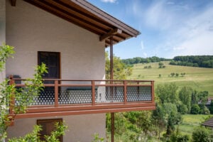 Balkon Ballina in Nussbraun mit Glaselementen