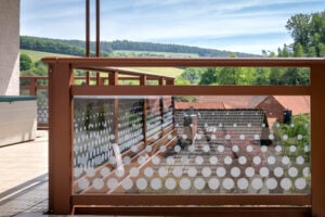Balkon Ballina in Nussbraun mit grauem Glas
