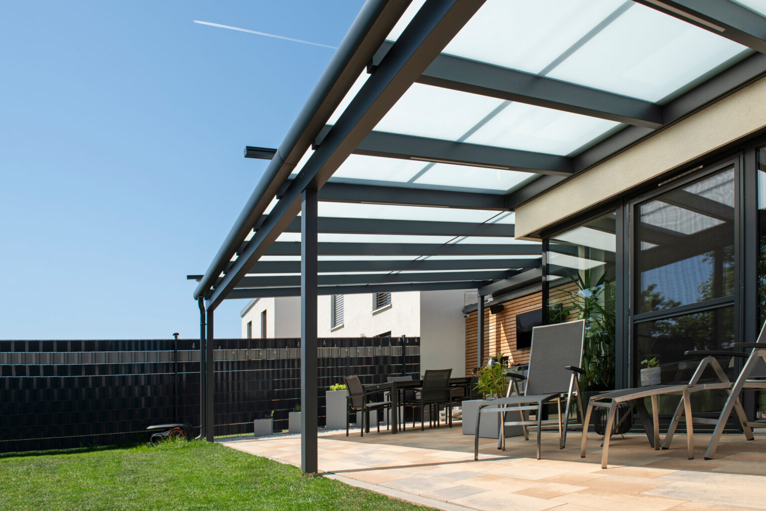 Terrassenueberdachung Toscana mit mattweissem Glas in Anthrazit