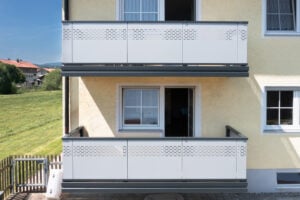 balkongelaender aus alu mit blechfuellung handa